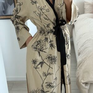 Floral Print Kimono Robe - Black and Tan. Size S-M. Premium collection H&M.